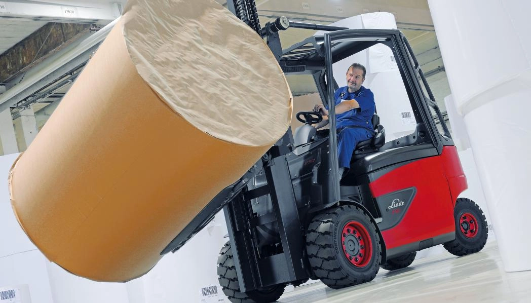 E50 heftruck rijdt met rol papier