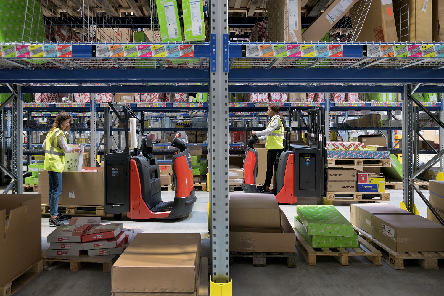 Orderverzameltrucks tussen stellingen