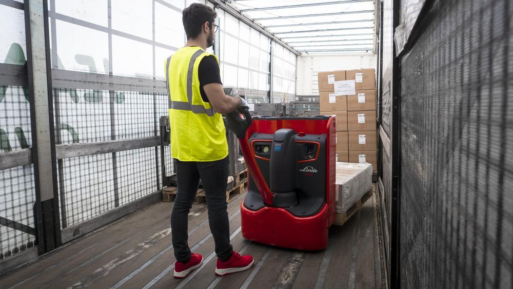 Linde T14 pallettruck voor krappe ruimtes te huur 