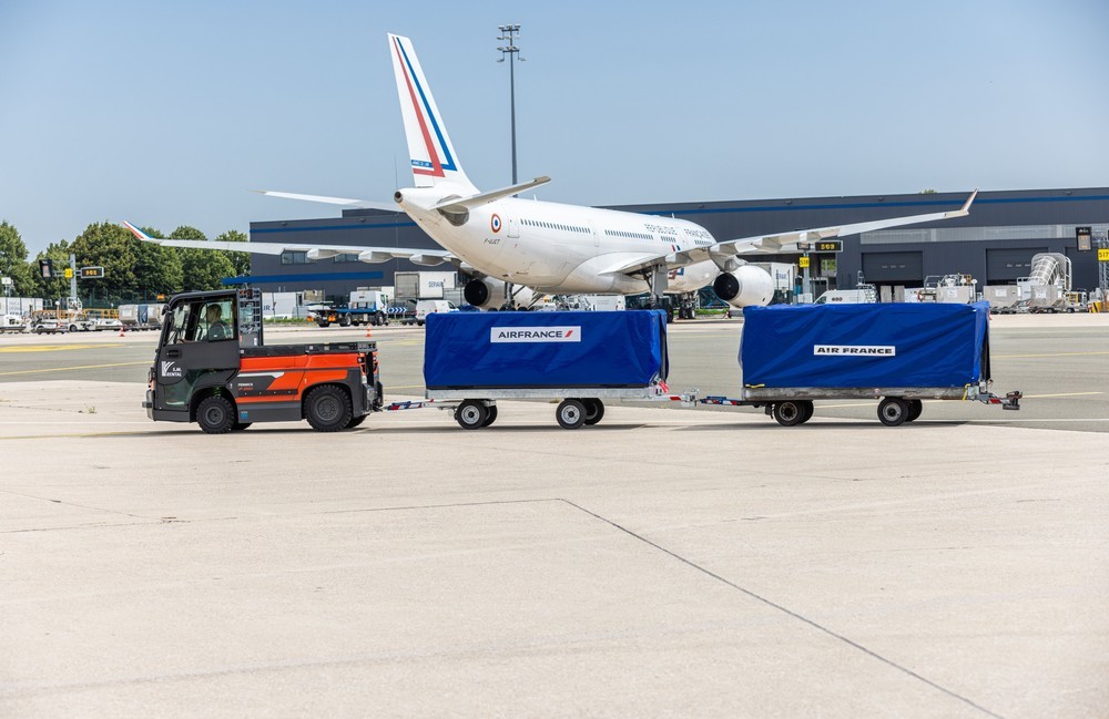Linde P250 trekt karren op het vliegveld