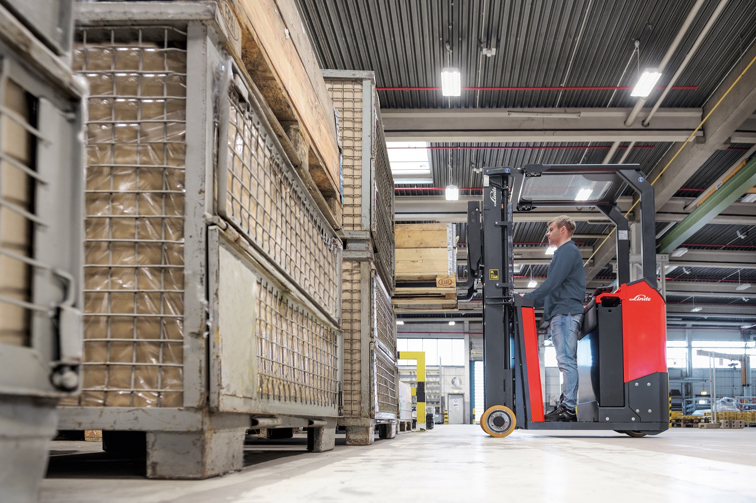 Elektrische heftruck E10 door medewerker Linde gebruikt in magazijn - hefvermogen van 1 ton