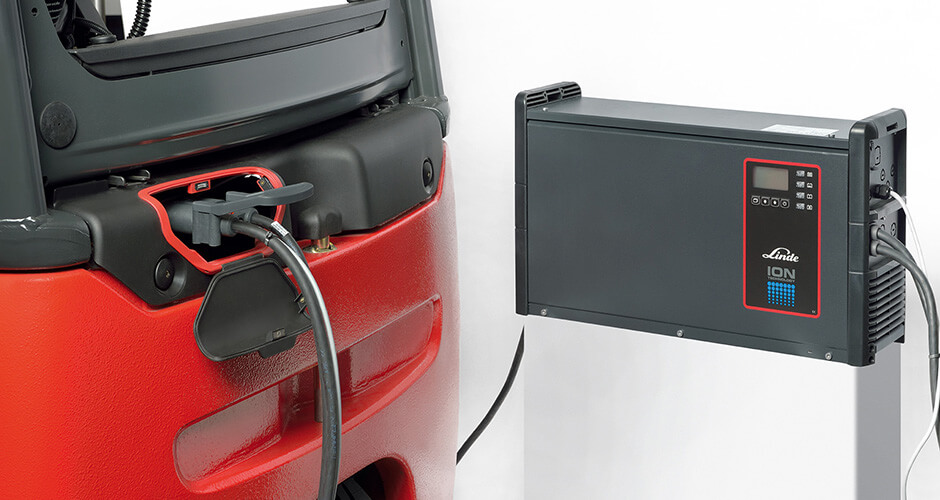Linde breidt portfolio uit met lithium-ion batterijen - Truck laadt op