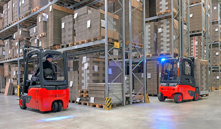 Event foto dag van het veilige magazijn, man met veiligheidshesje aan - online event