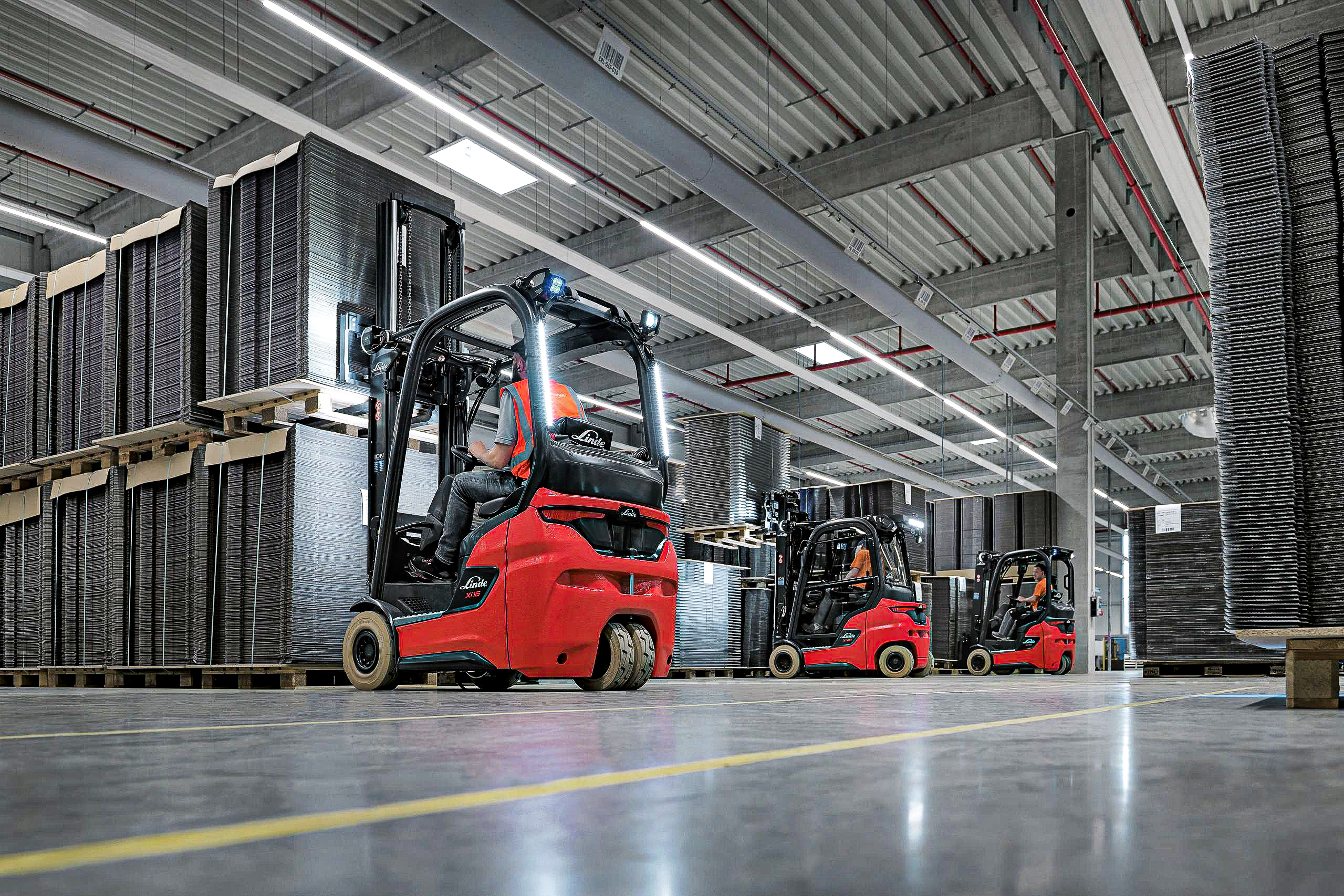 Linde heftrucks (xi) in magazijn