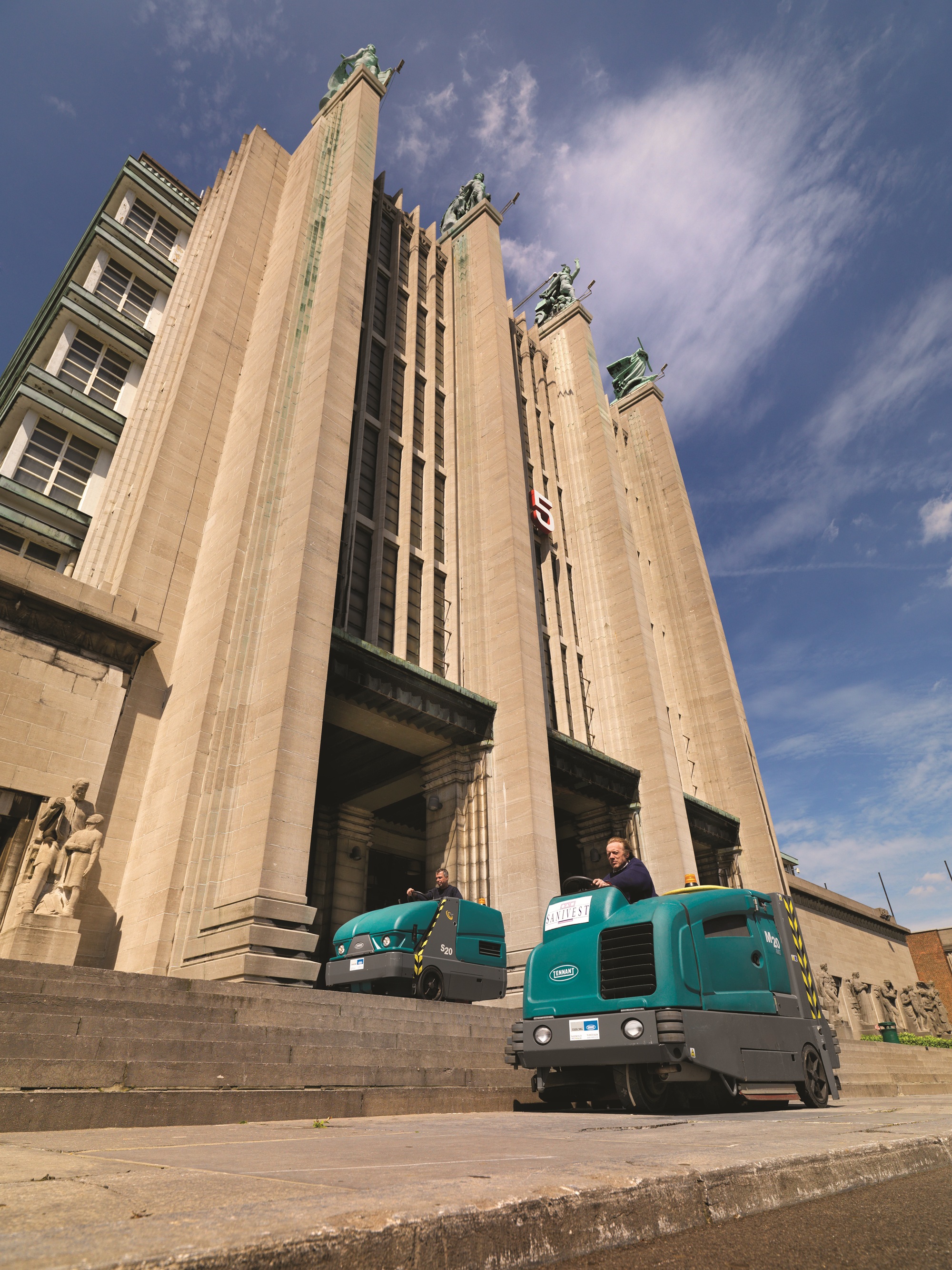 Tennant veegmachines maken de stoep schoon