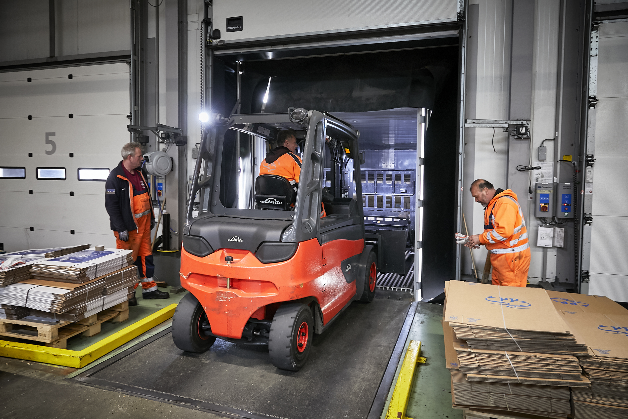 Parlevliet Heftruck rijdt vrachtwagen binnen