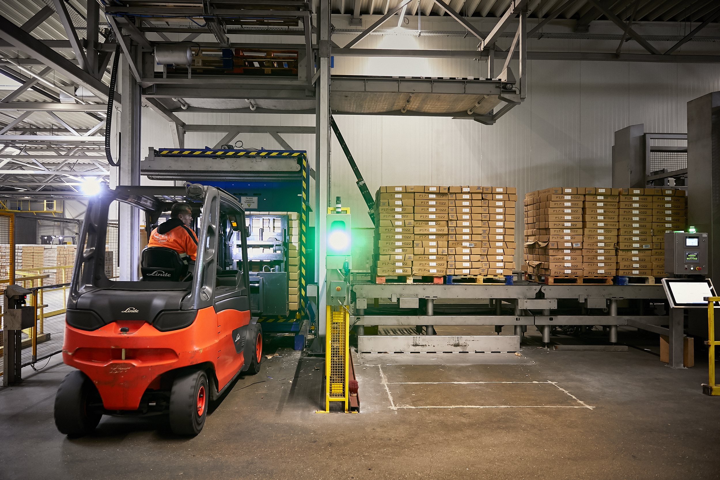 Parlevliet heftruck in magazijn bij verpakkingsmachine