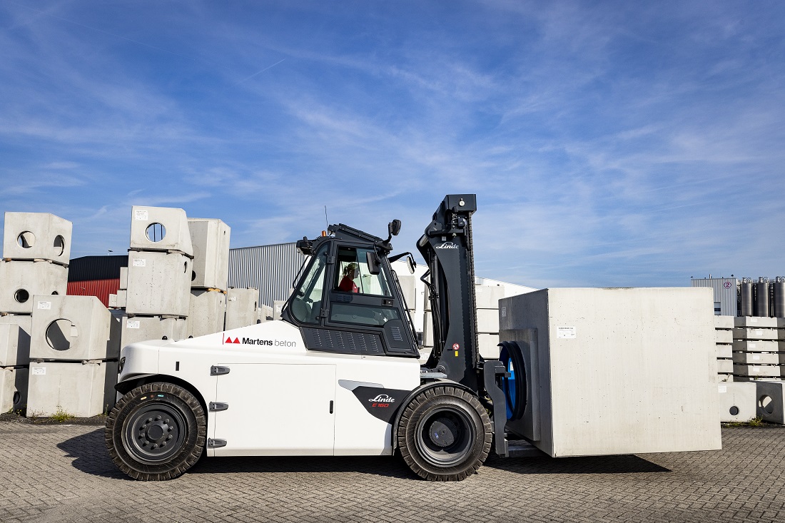 Martens Beton - Linde E160 zware elektrische heftruck met vrouwelijke bestuurder 