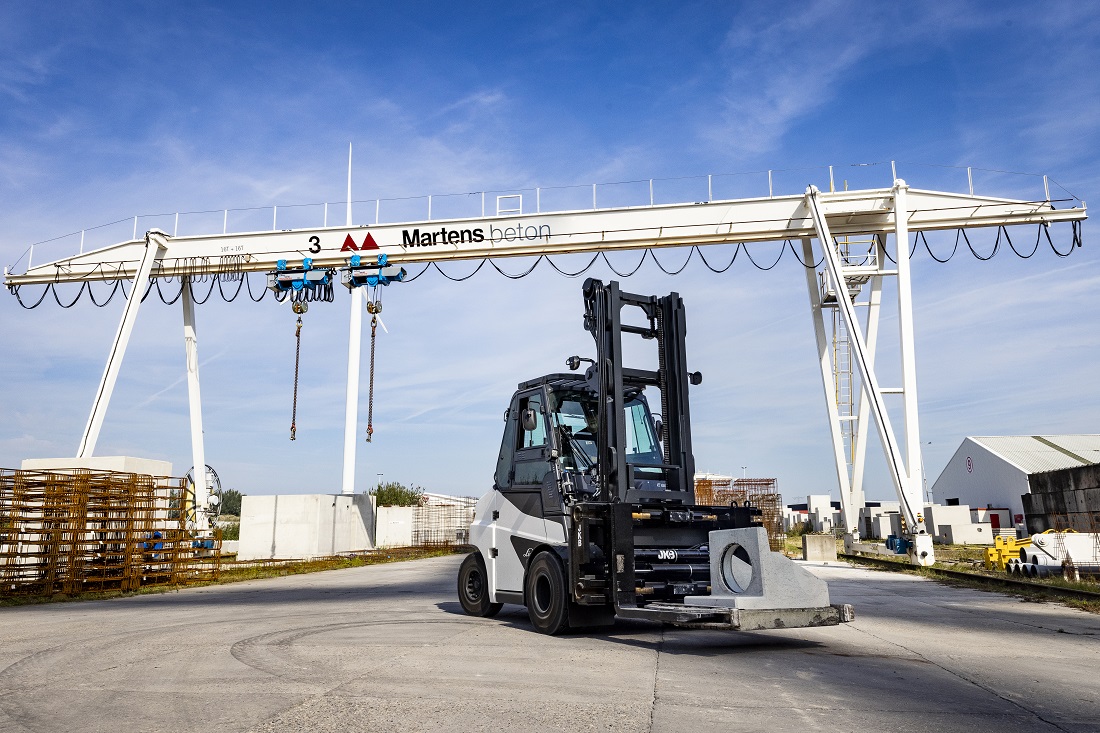 Martens Beton - Linde E80 elektrische heftruck verplaatst beton op buitenterrein