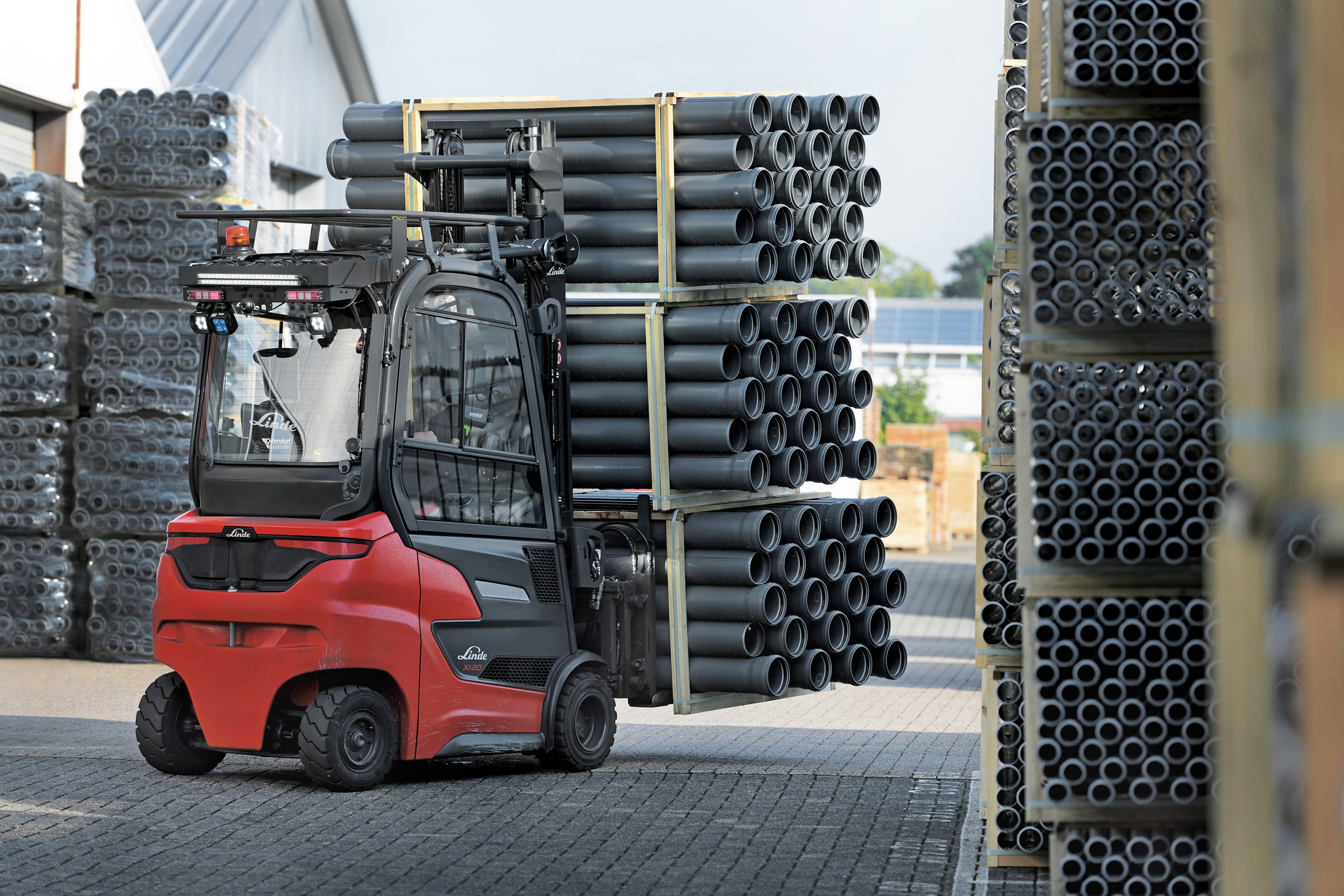 Linde Xi20 elektrische heftruck met vier wielen op buiten locatie