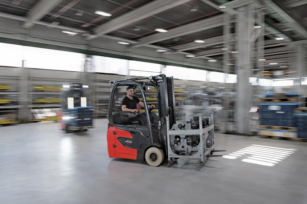 Linde E14 - E20 driewieler elektrische heftruck in productiehal