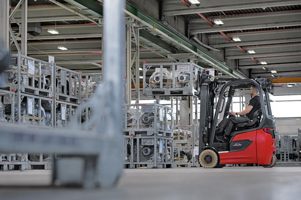 linde_e14_-_e20_elektrische_driewieler_in_productiehal