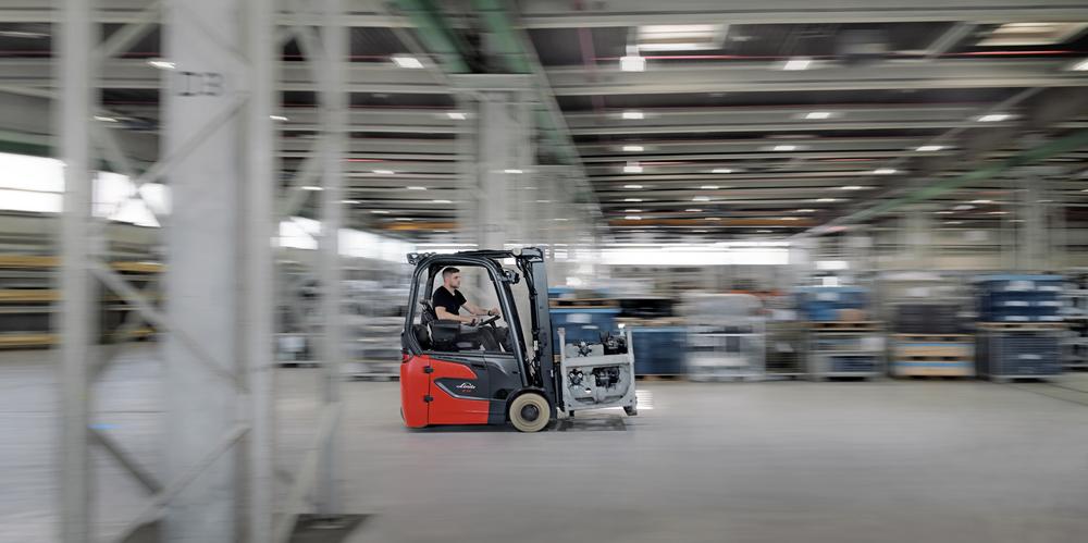 Linde E14 - E20 rijdt door productiehal