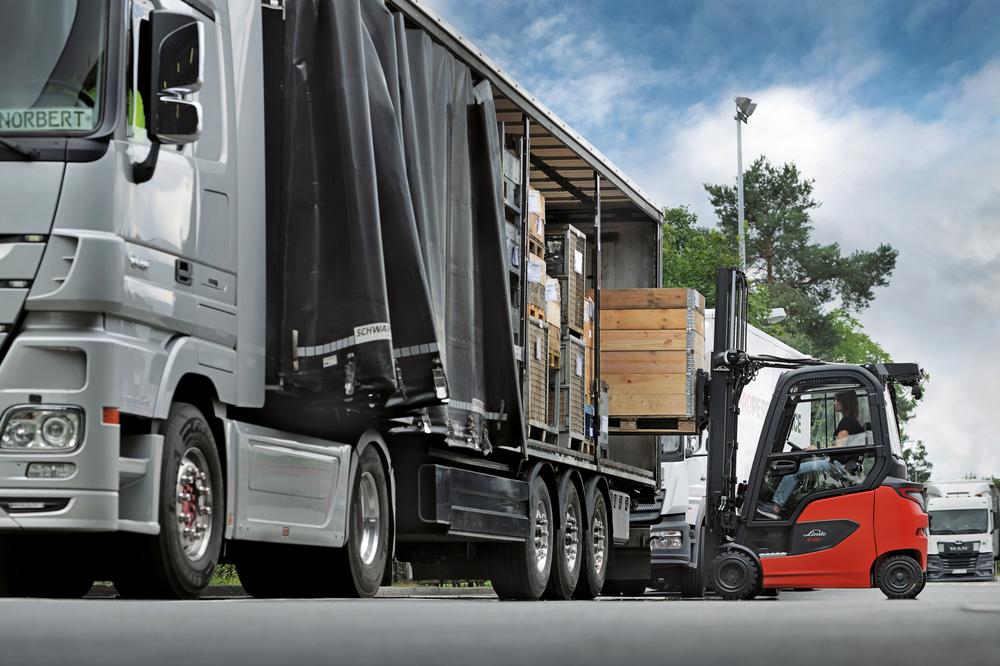 Linde E20 P elektrische heftruck laadt zijwaarts een vrachtwagen in