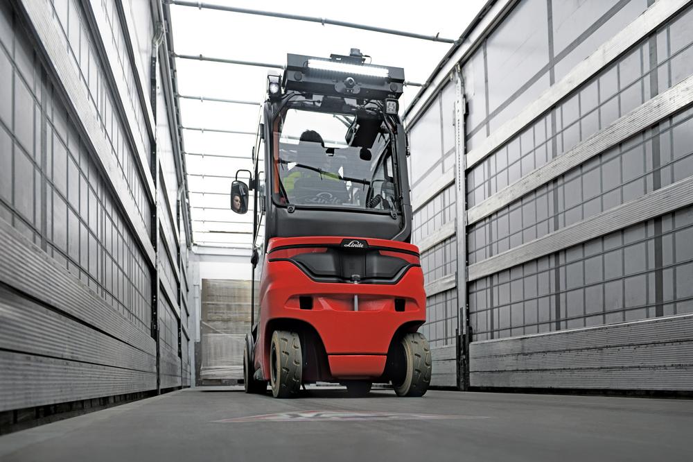 Linde Xi16 - XI20 P elektrische heftruck laadt vrachtwagen via laaddok