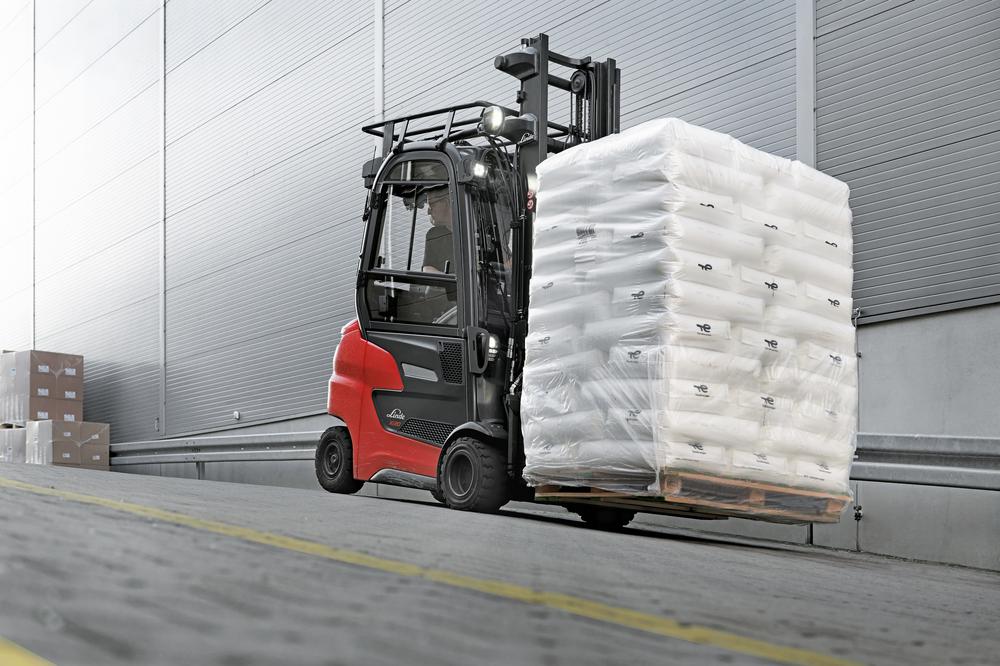 Linde Xi16 - Xi20 P elektrische heftruck rijdt op helling