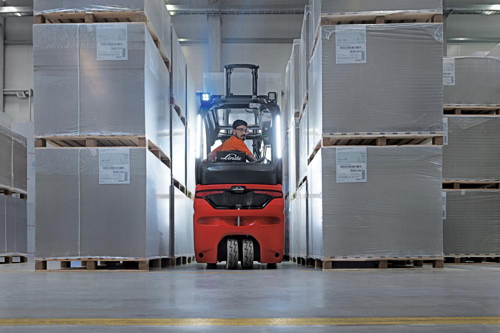 Linde Xi elektrische heftruck met drie wielen in krappe ruimte