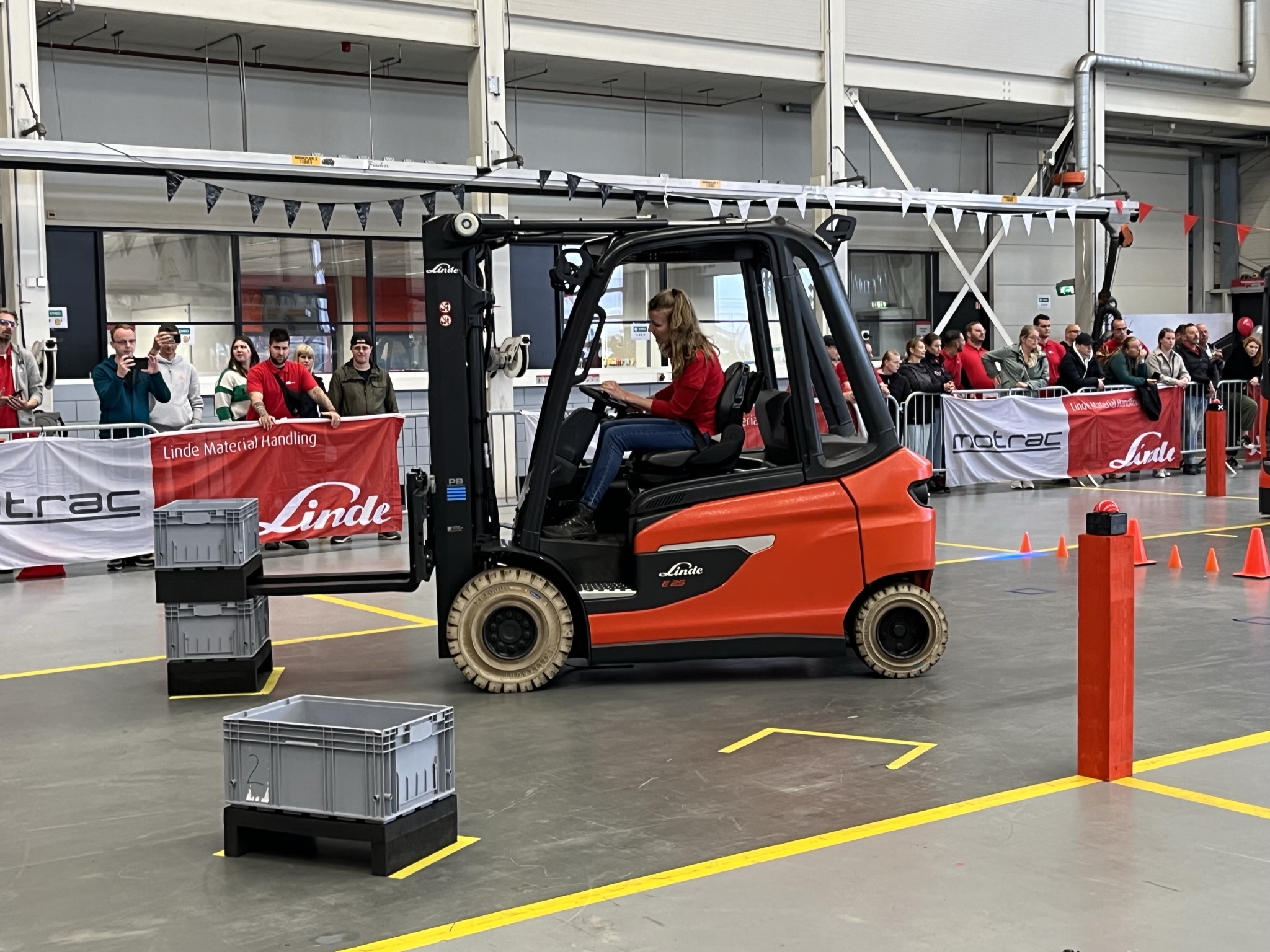 Vrouwelijke chauffeur tijdens HeftruckCup 2024