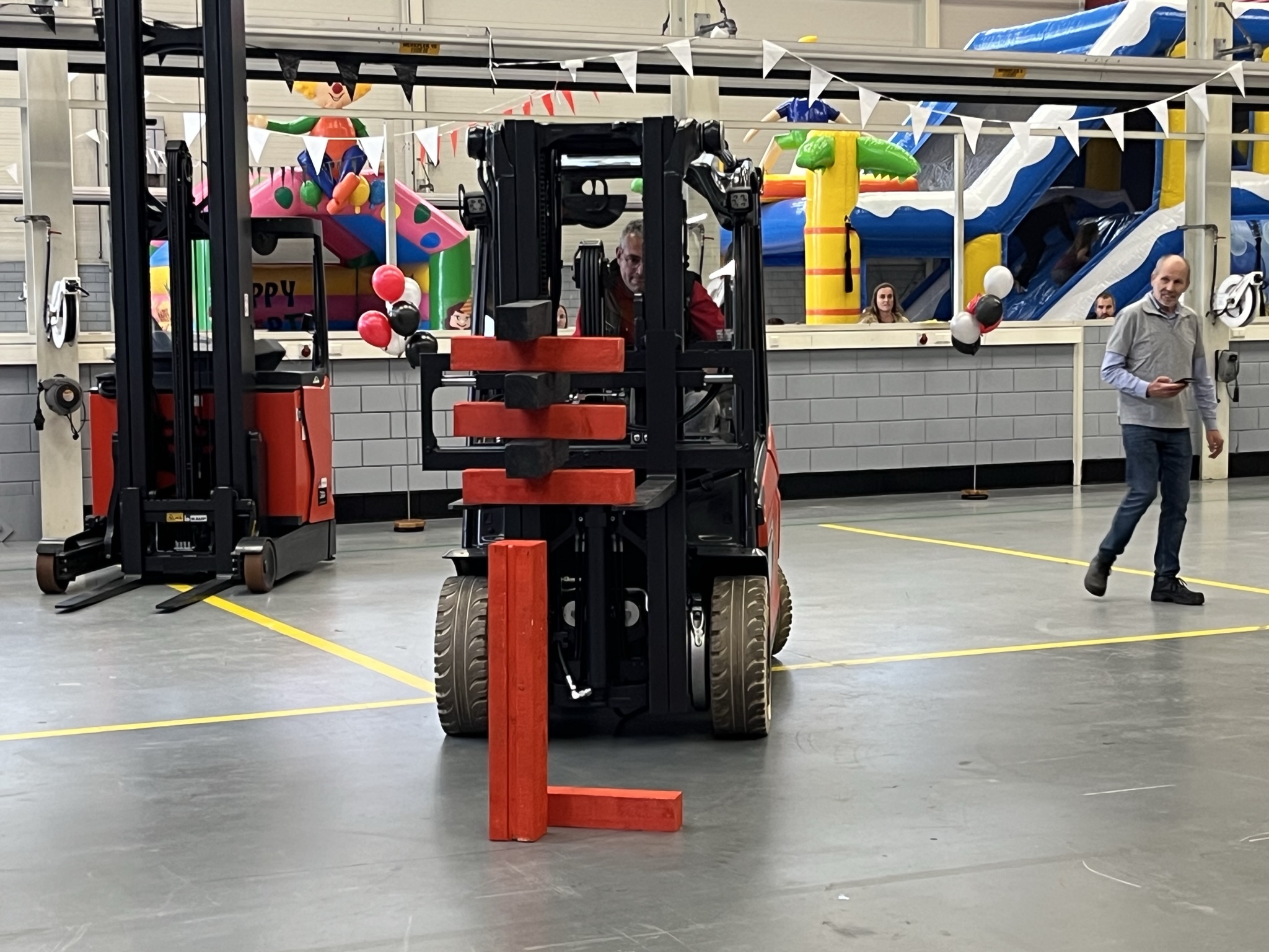 Blokken stapelen tijdens HeftruckCup 2024