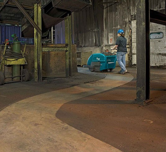 Tennant S10 achterloop veegmachine in industriële omgeving