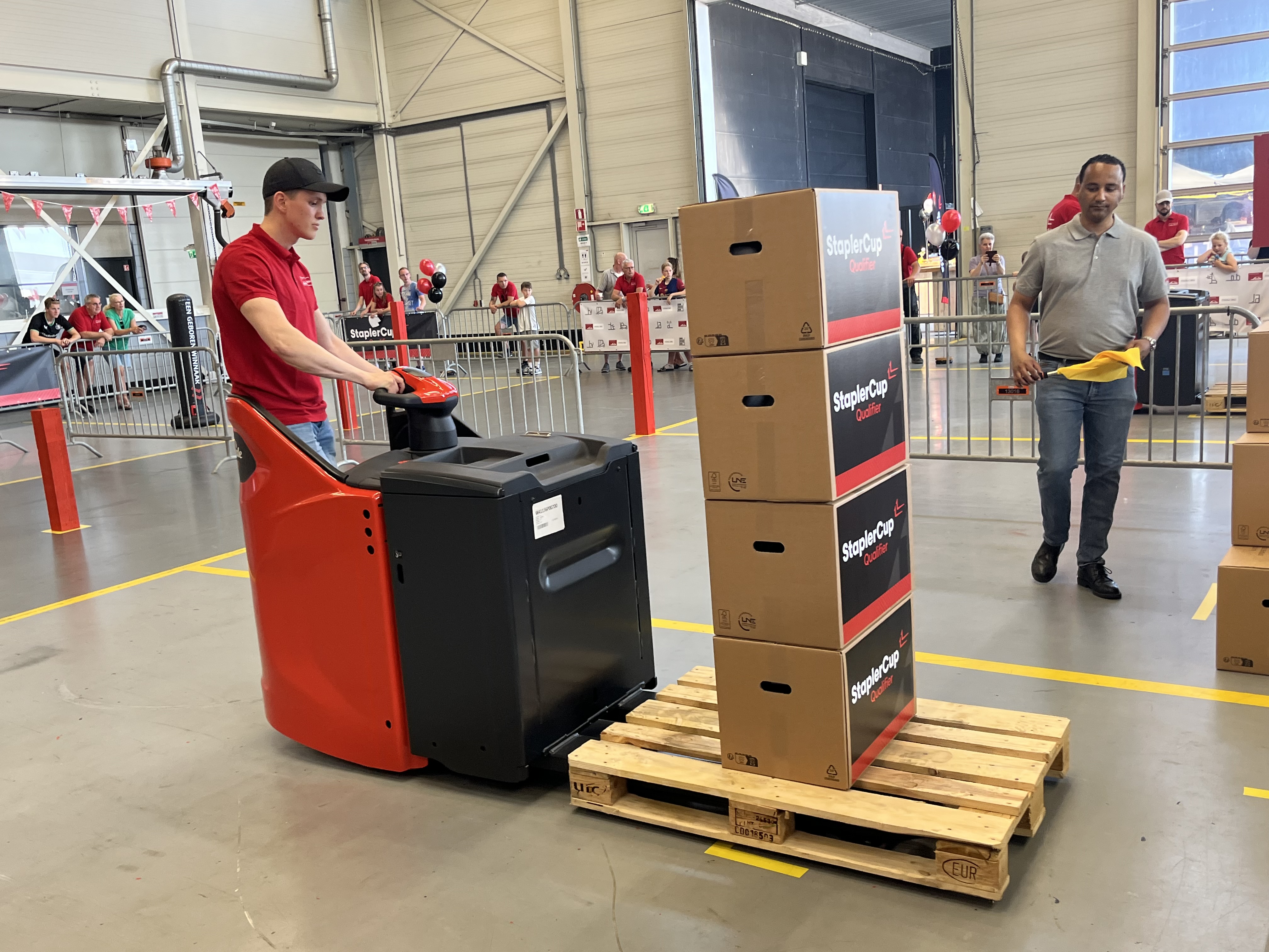 Pallettruck pakt stapel pallets op HeftruckCup 2025 