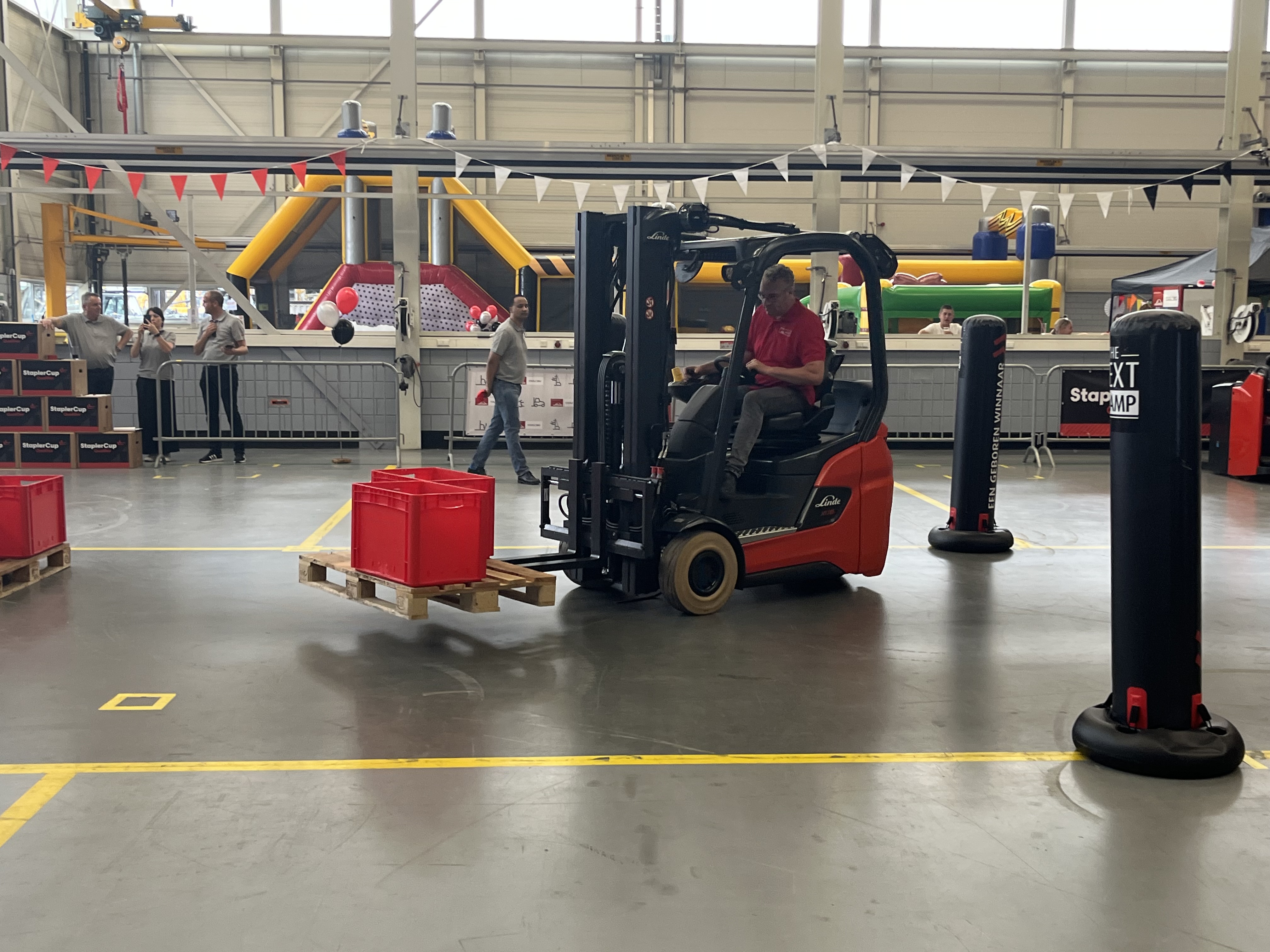 Pallet verplaatsen met heftruck bij finalespel HeftruckCup 2025