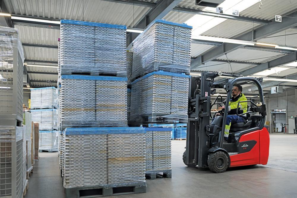 Linde E16 pakt pallet op bij DB Schenker