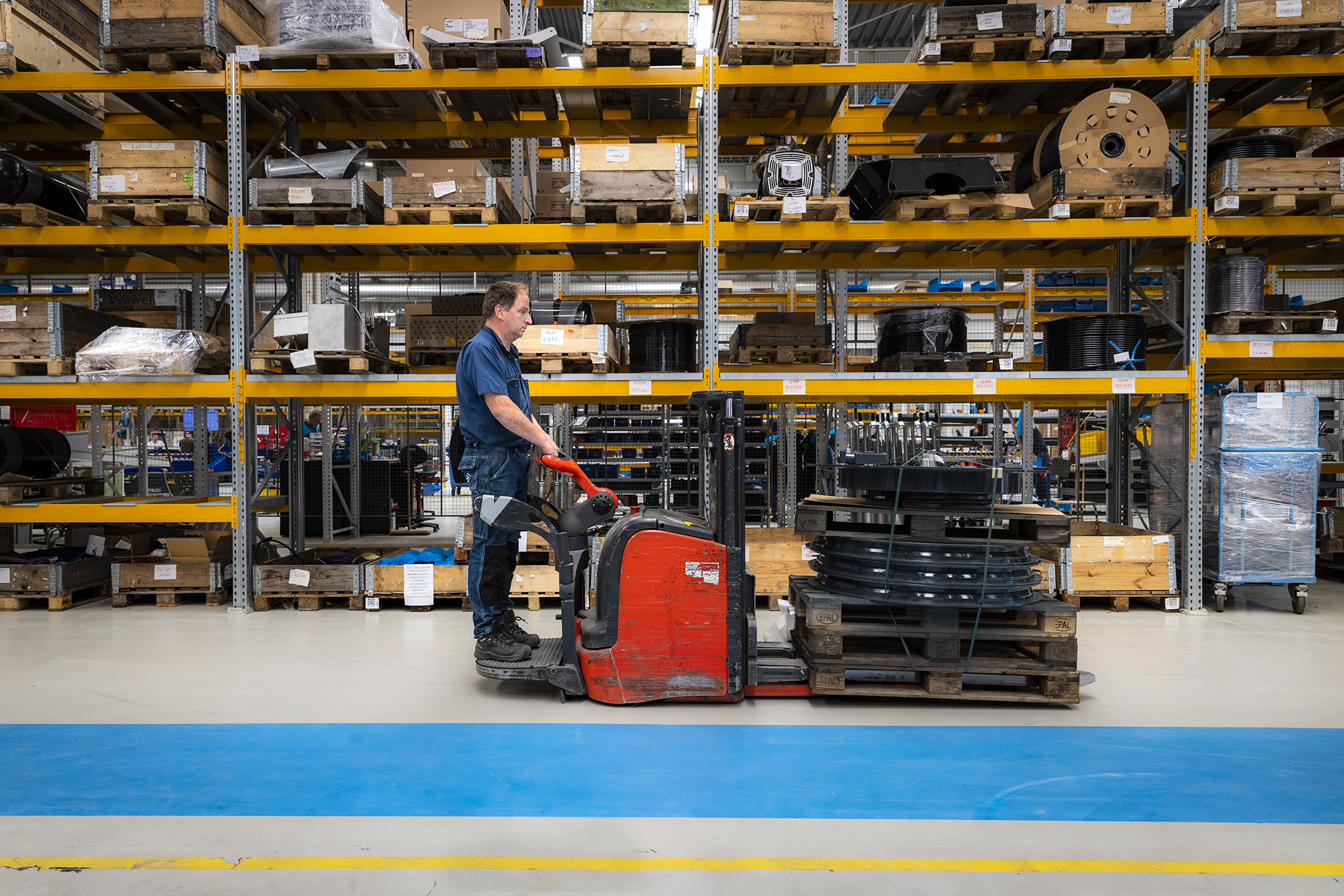 Gebruikte Linde stapelaar in het magazijn van D-TEC