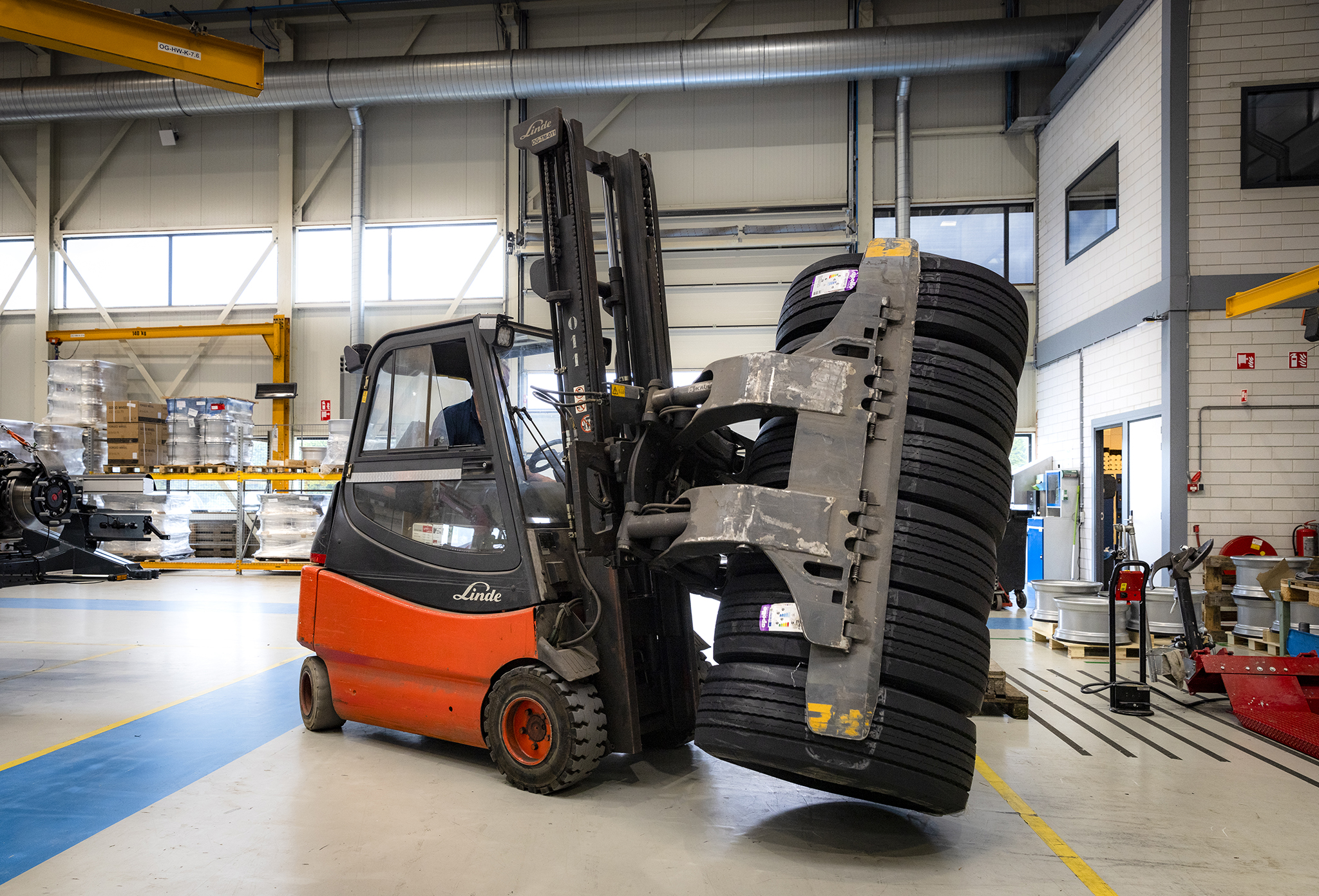 Gebruikte Linde heftruck in het magazijn van D-TEC met bandenklem_voorzetapparatuur