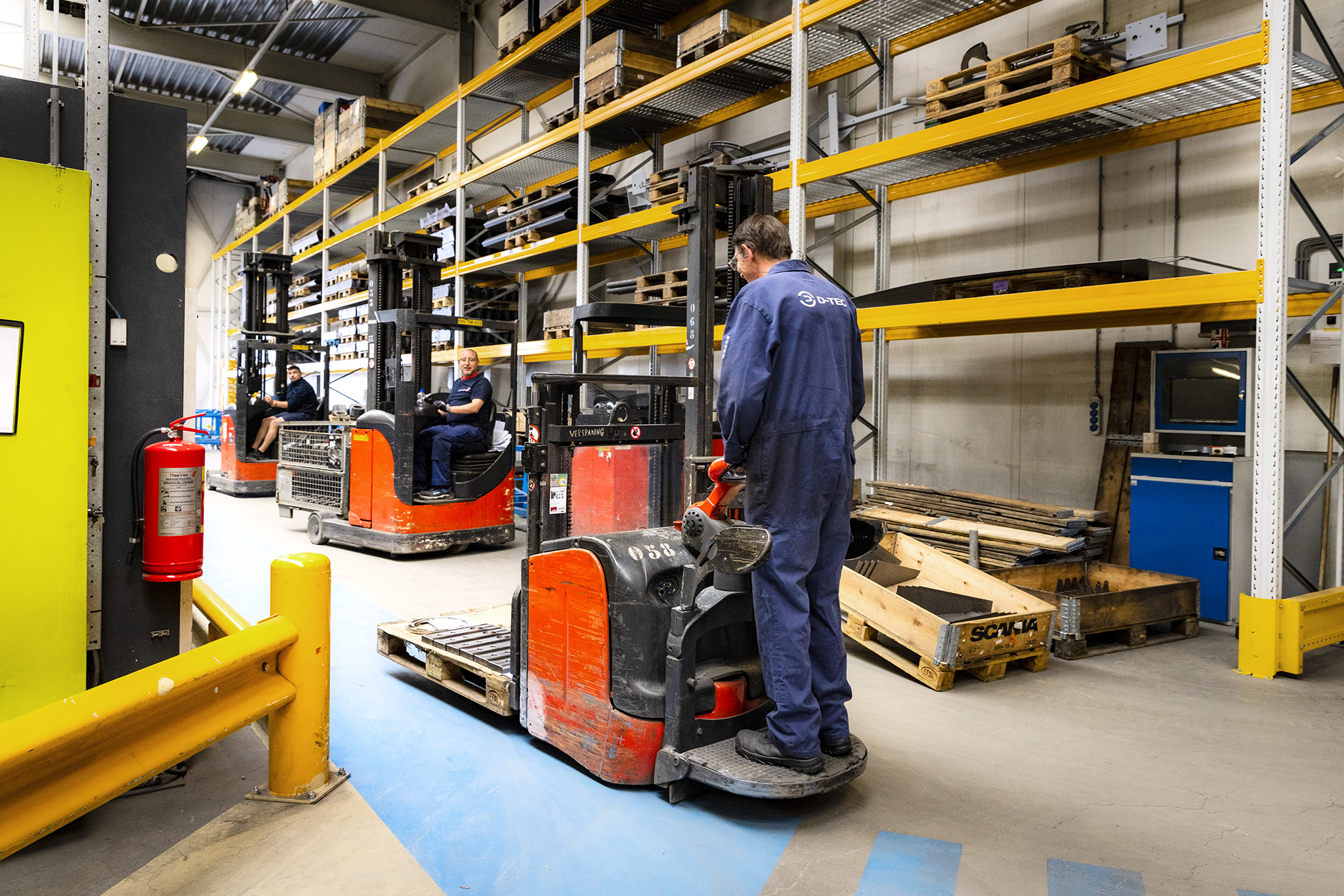 Gebruikte Linde reachtrucks en pallettruck bij D-TEC in het magazijn