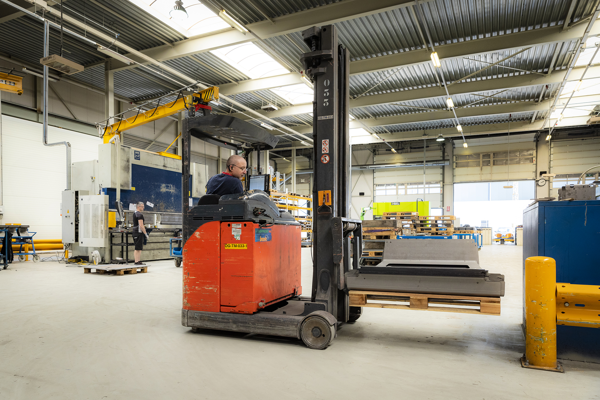 Gebruikte Linde reachtruck in het magazijn van D-TEC