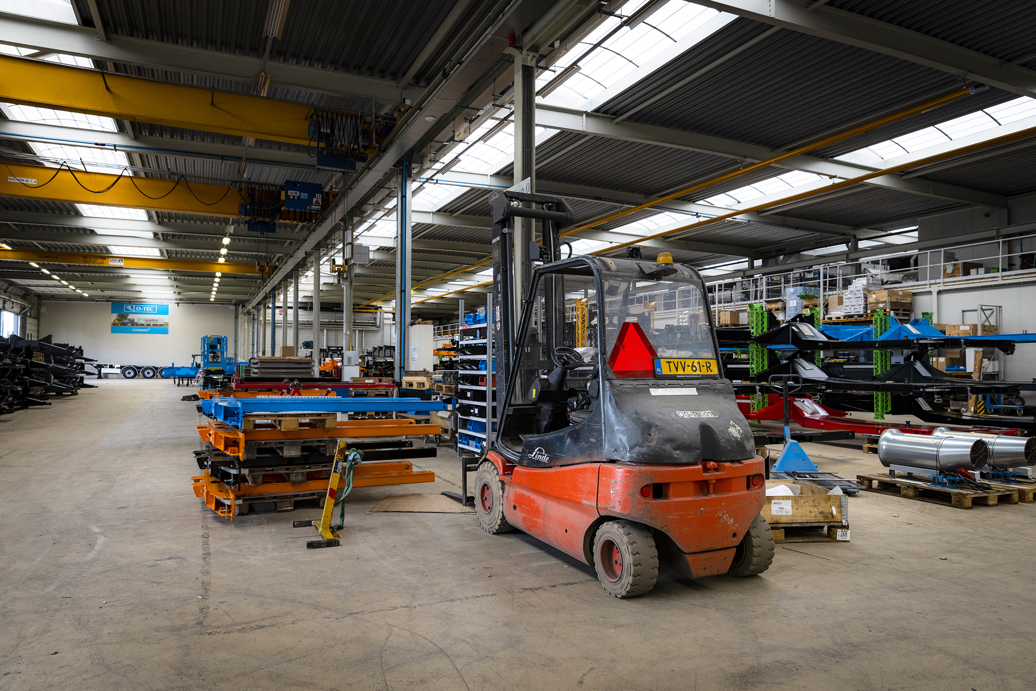 Gebruikte elektrische Linde heftruck met kentekenplaat bij D-TEC aan de productielijn