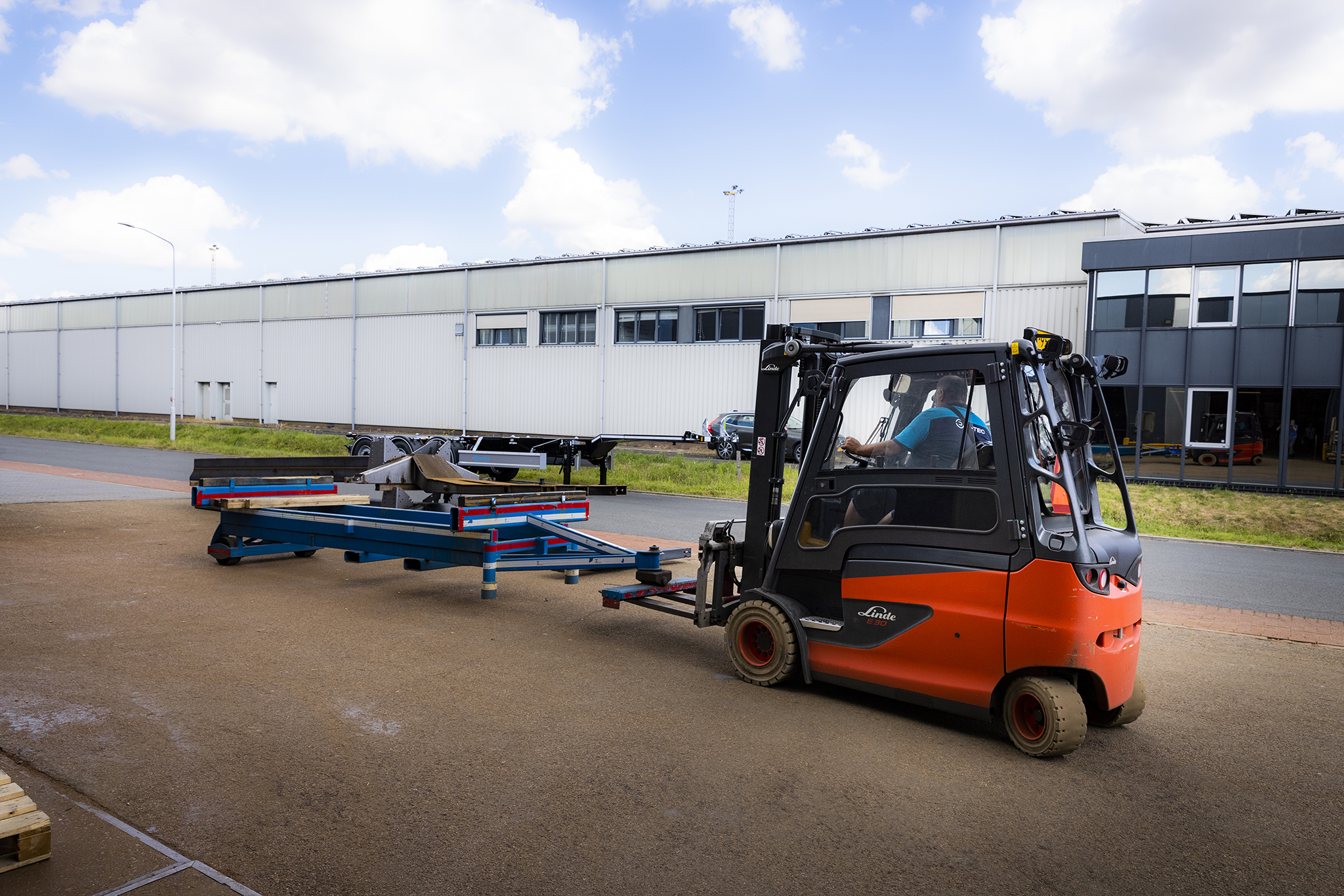 Gebruikte elektrische Linde heftruck met kentekenplaat bij D-TEC rijdt over de weg