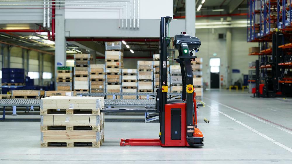Linde AGV pakt pallet op