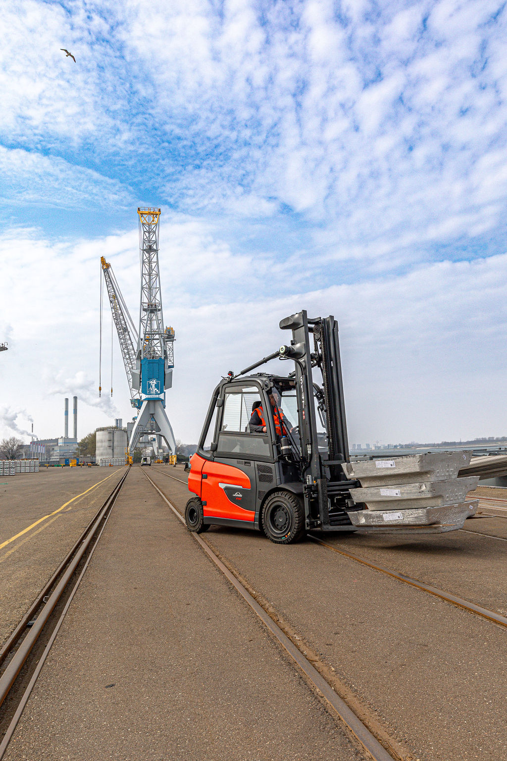Zware elektrische Linde heftrucks in havengebied bij Steinweg
