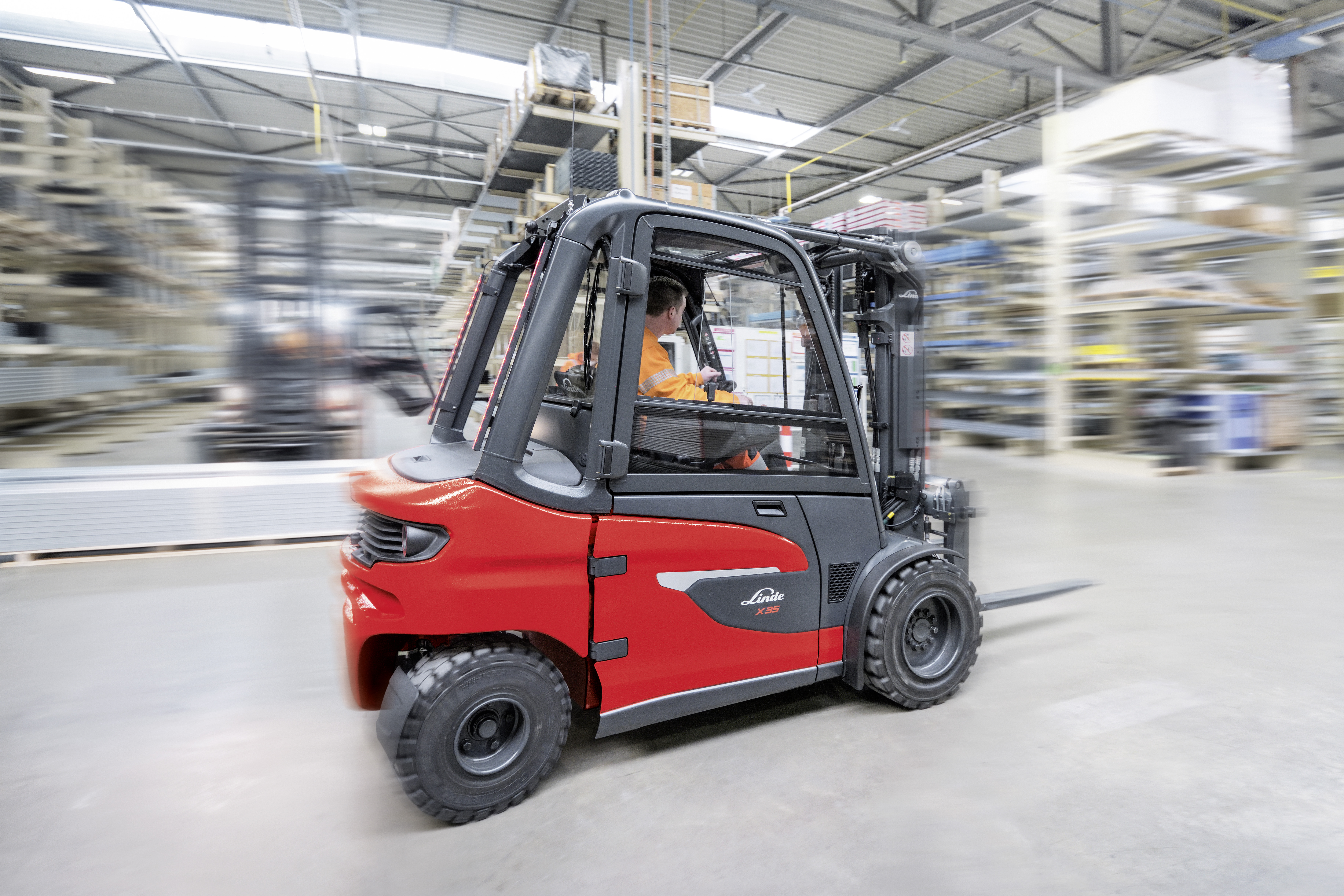 Linde heftruck X20 - X35 rijdt door magazijn met vracht - Nieuwe elektrische heftrucks Linde
