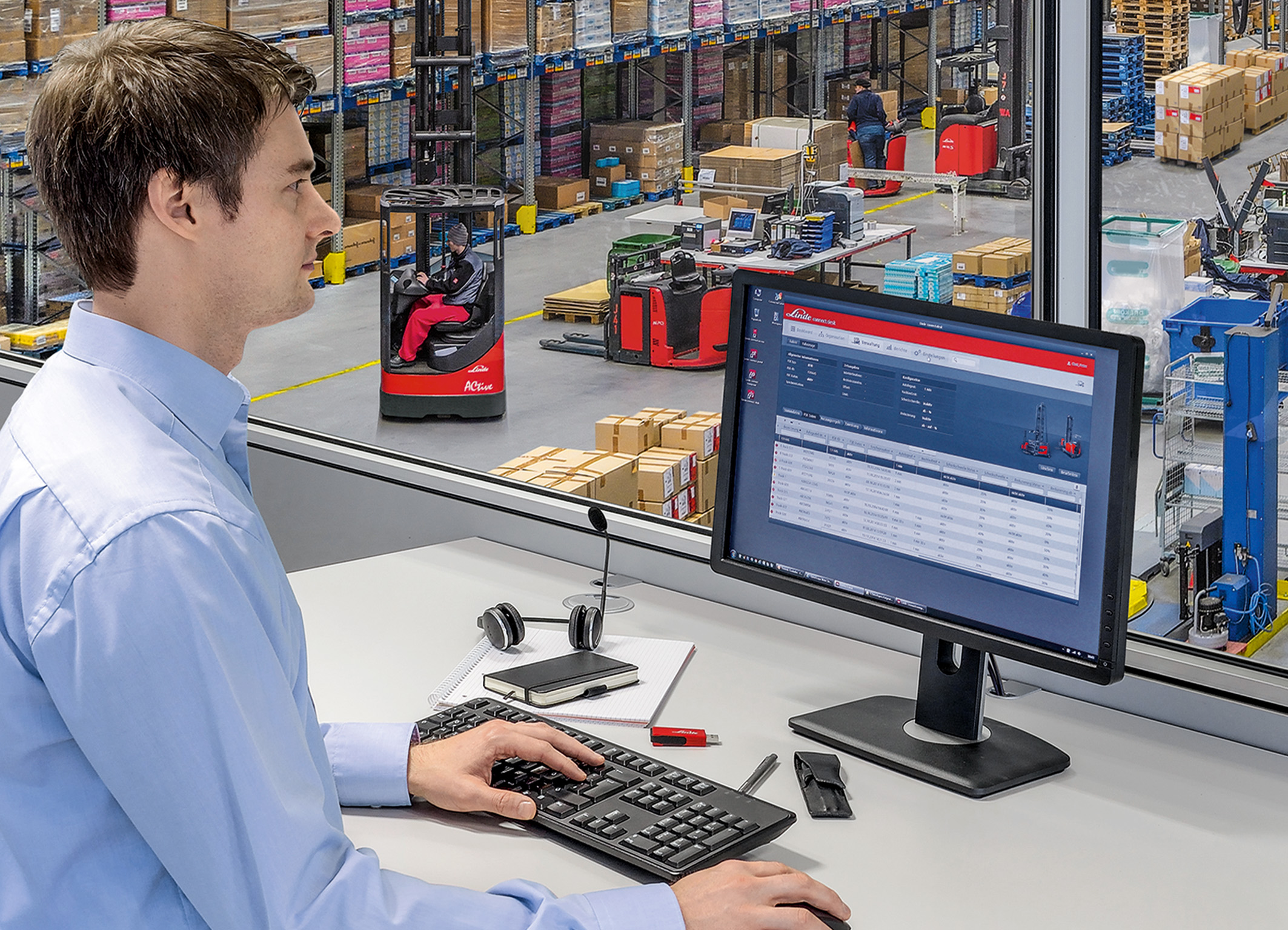 Man achter computer met rapportagetool open