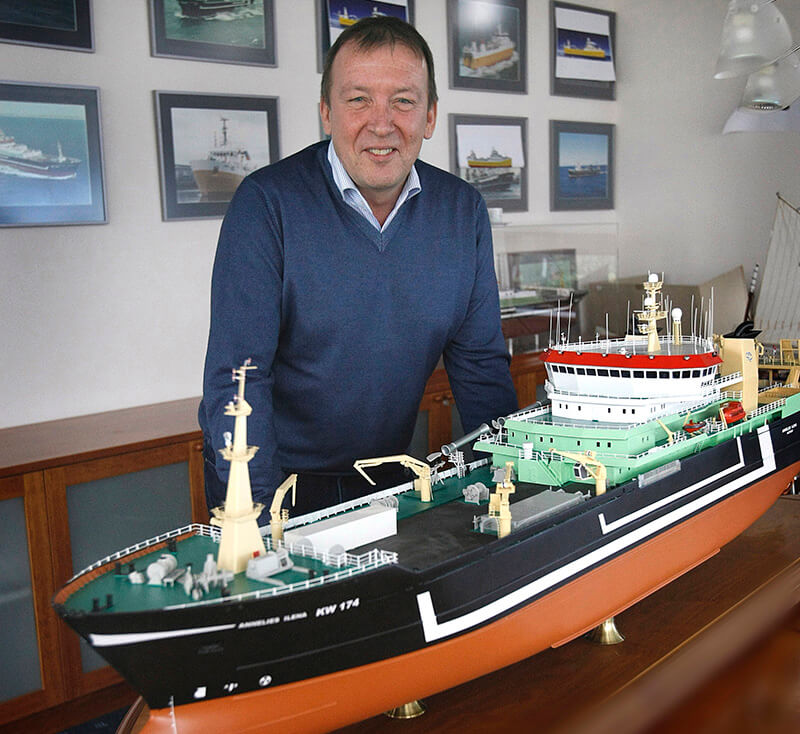 Diek Parleviet portret met miniatuur boot - Visserijsector investeert in automatisering