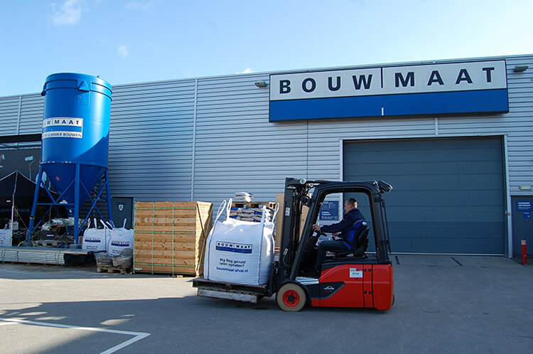 Linde heftruck op terrein bouwmaat