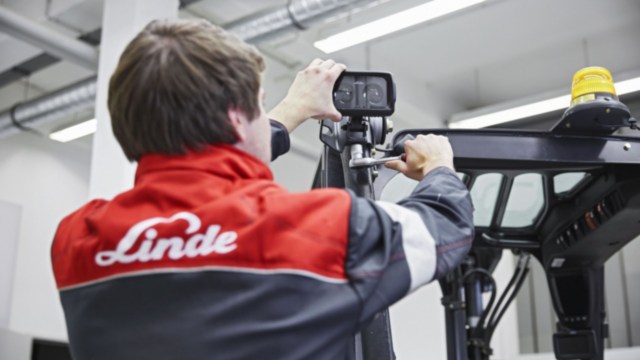onderhoud_reparatie-werkzaamheden_monteur sleutelt aan heftruck