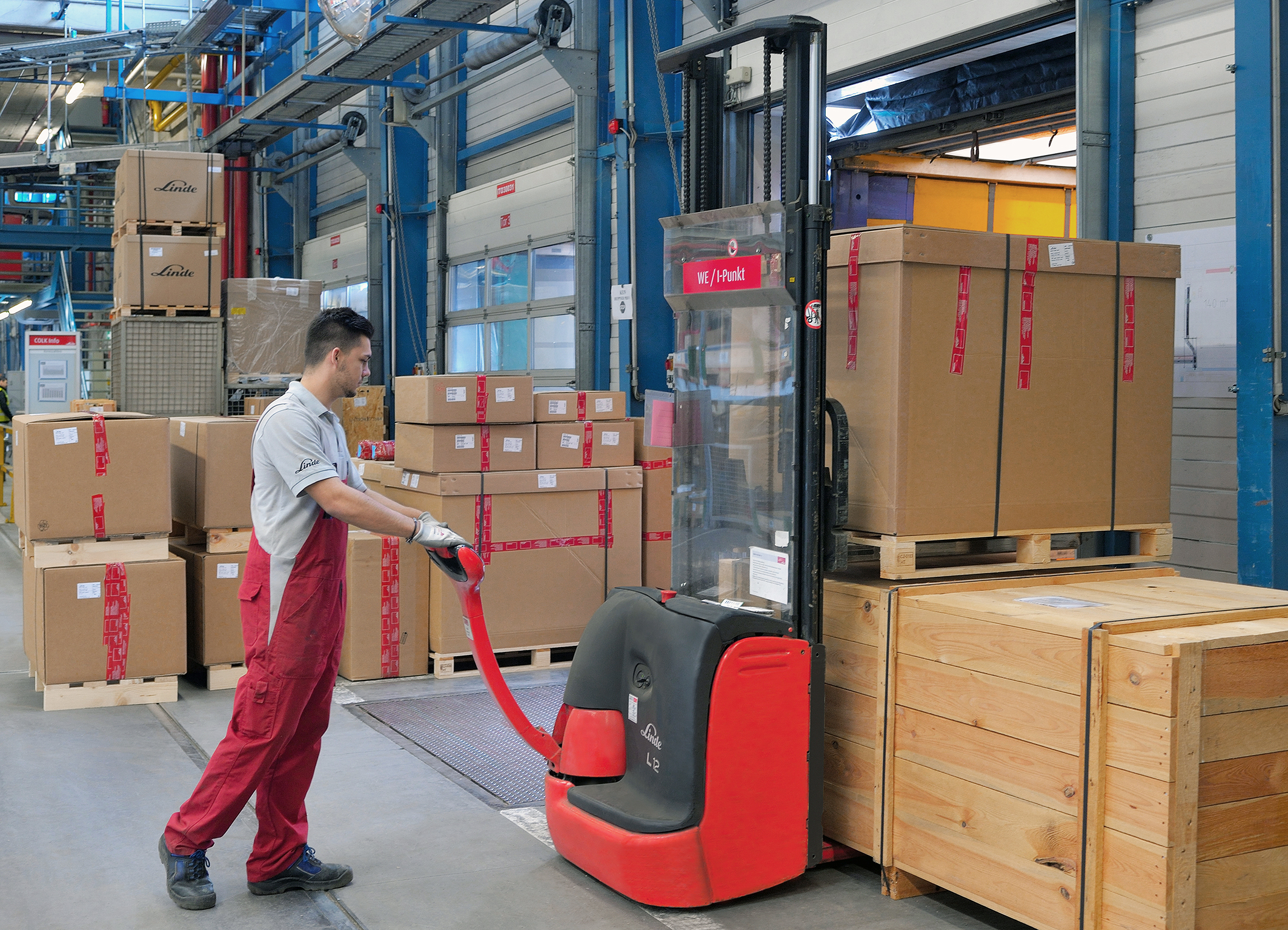 L12 laden_lossen van vrachtwagen