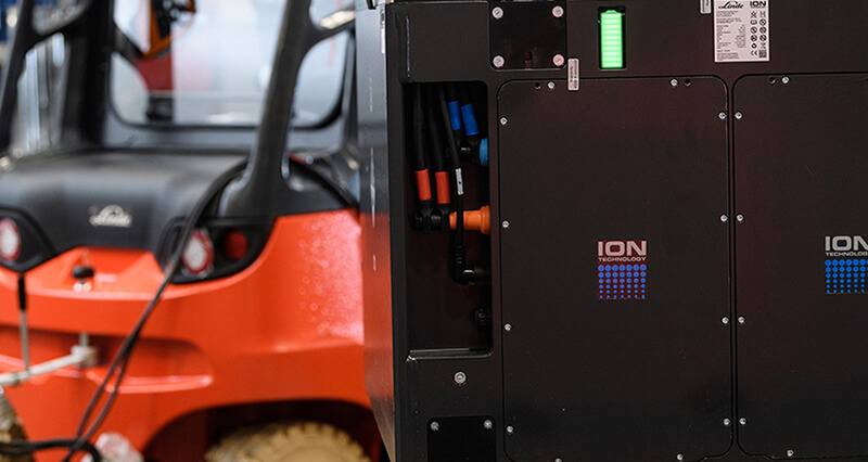 Linde breidt portfolio uit met lithium-ion batterijen - batterijen naast truck