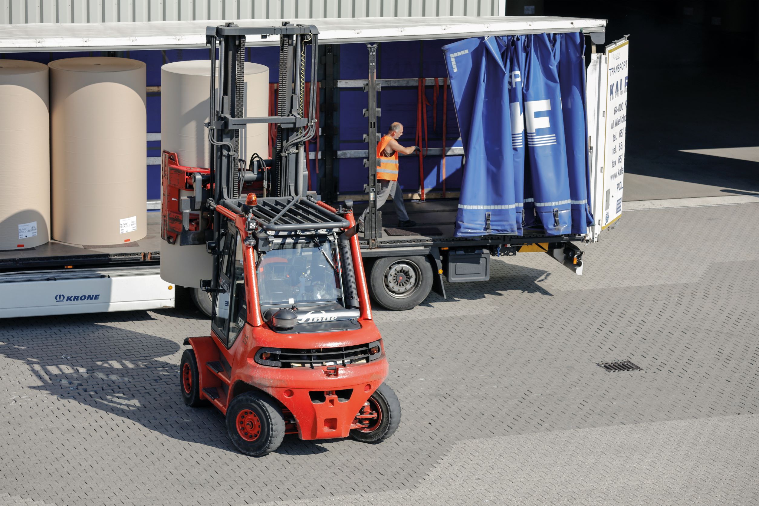Linde heftruck met papierrollenklem