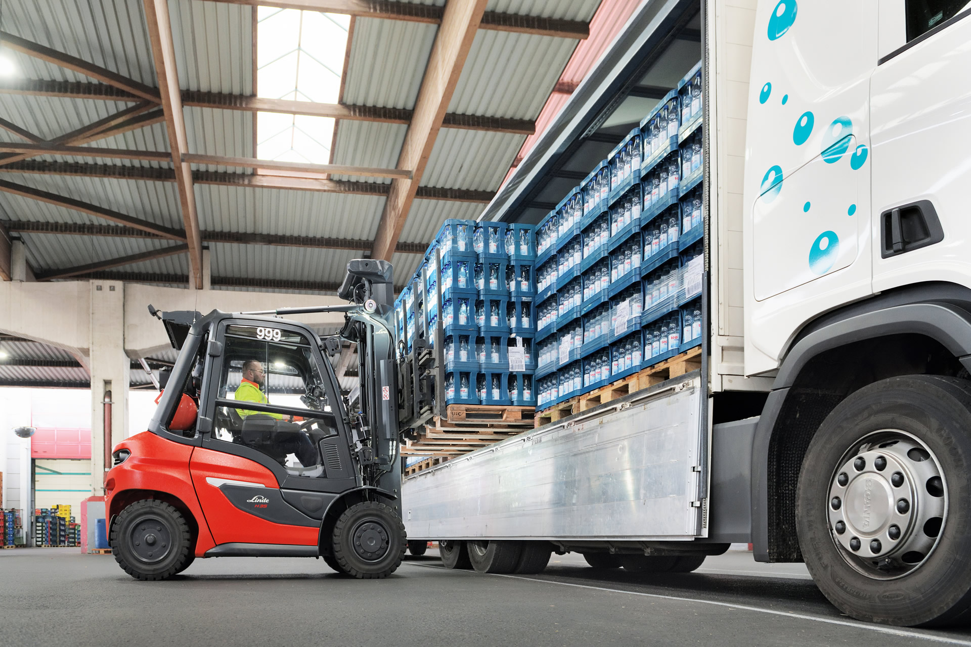 H35-H50 laadt vrachtwagen uit