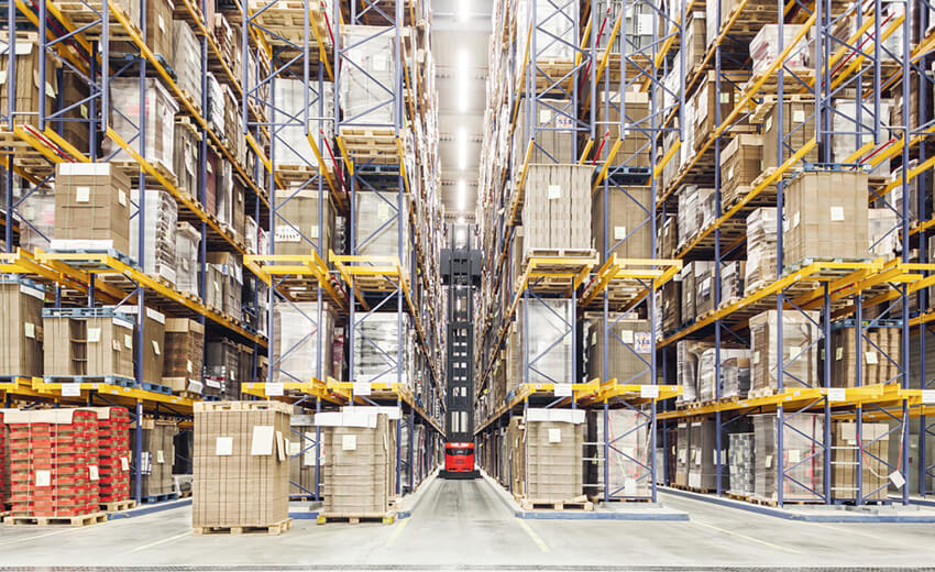 stabiliteit smalle gangen truck op ongelijke magazijnvloer