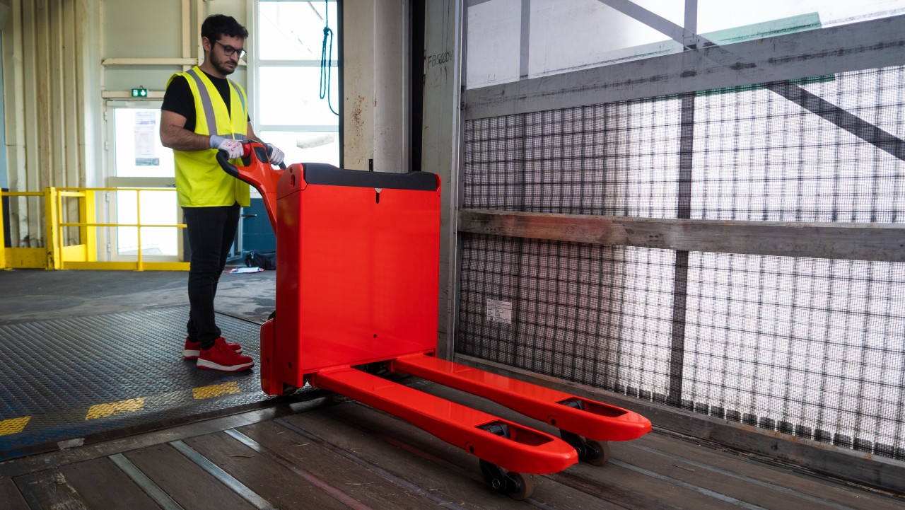 Elektrische pallettruck in vrachtwagen