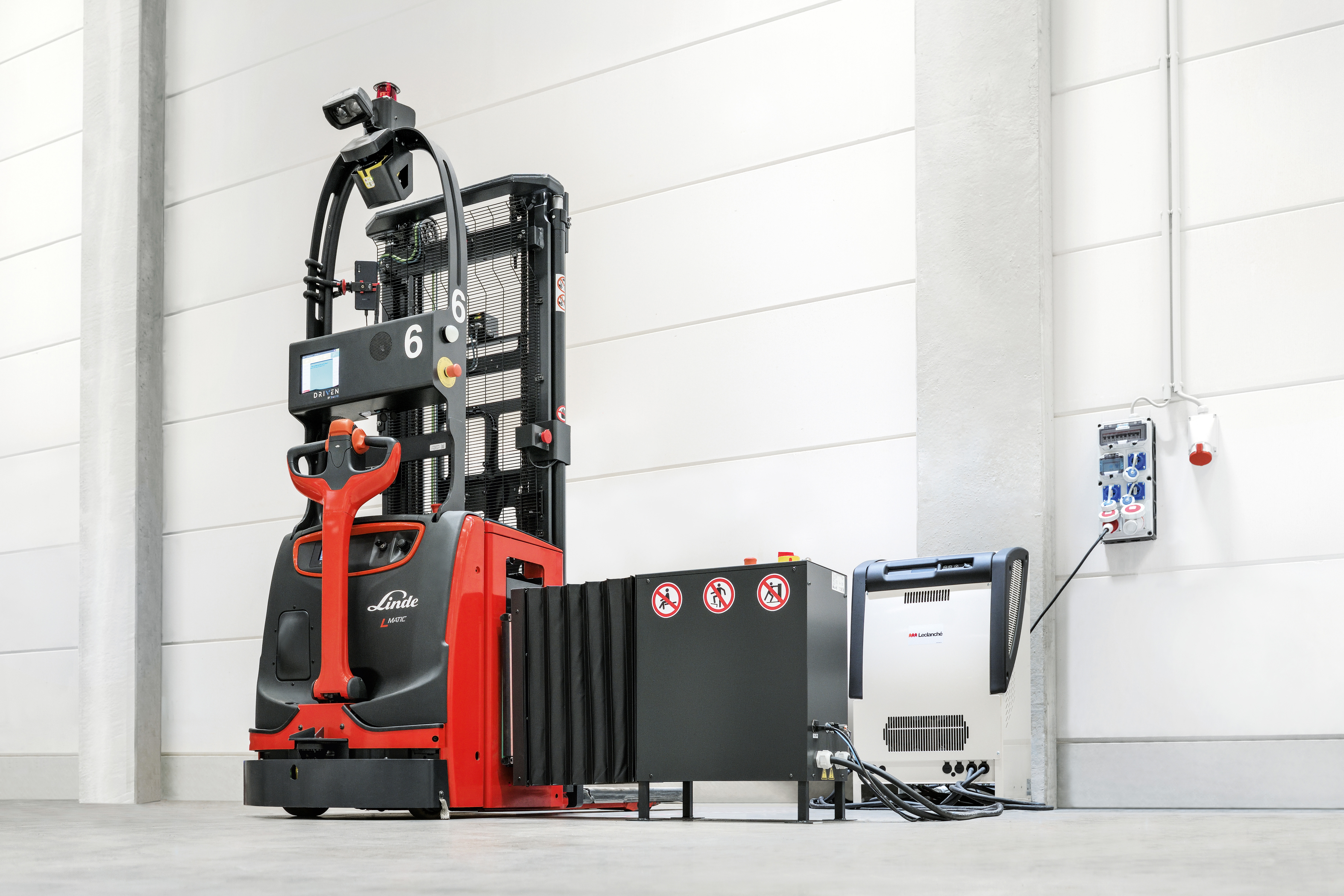 Linde L-Matic HD aan de lader