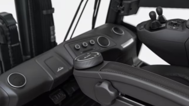Linde Steer Control vervangt het traditionele stuur door een ministuur of joystick, waardoor de ergonomie, precisie en veiligheid van de truck toenemen
