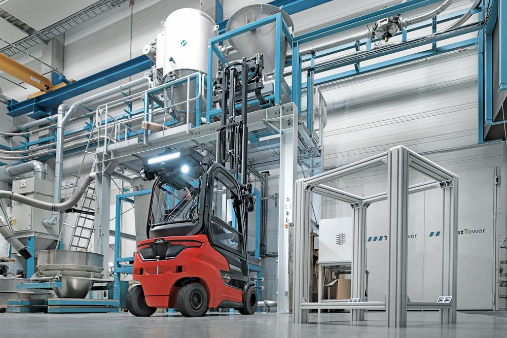 Linde Xi16 P - Xi20 P elektrische heftruck met vier wielen in productiehal