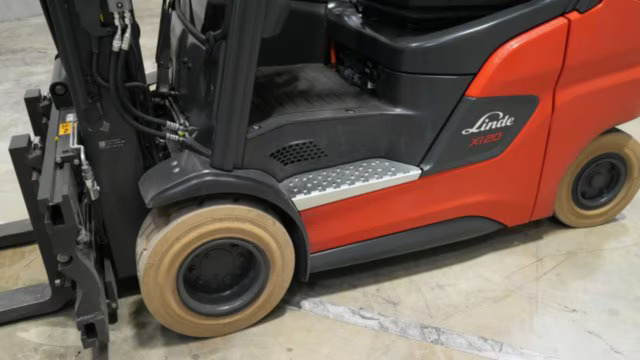 Ruime en brede instap bij de Linde Xi16 elektrische heftruck